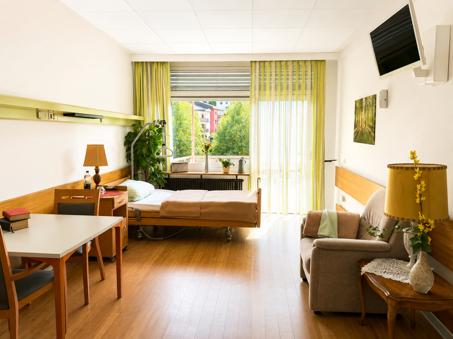 Helles, freundlich eingerichtetes Zimmer im Symbad GmbH — Badische Heimpflege