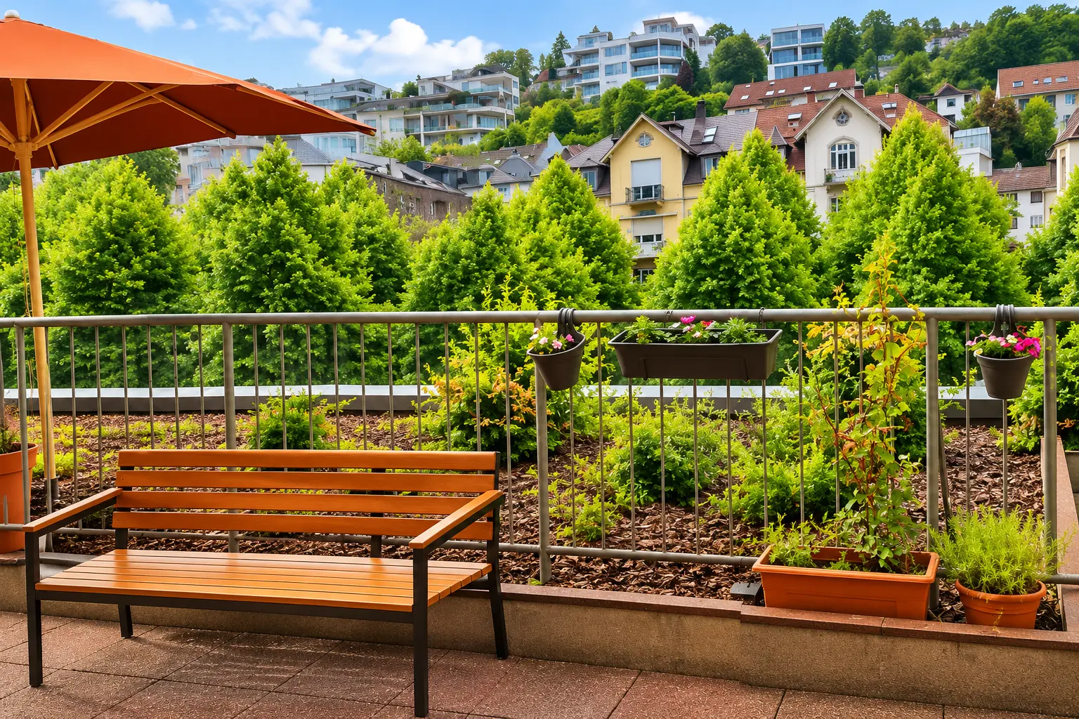 Sonnige Dachterrasse mit Sitzbank, Blumen und Aussicht auf Baden-Baden