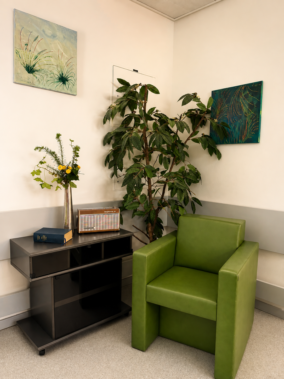 Behagliche Ecke mit Sessel, Pflanzen und Radio zum Entspannen