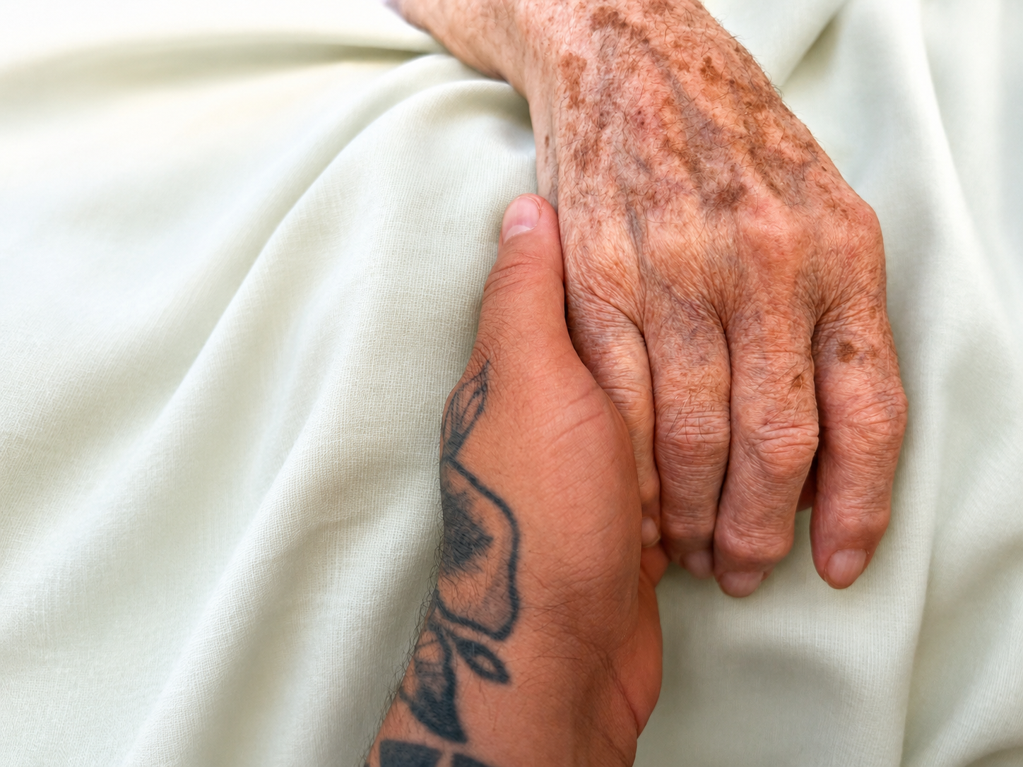 Zärtlich haltende Hände — Palliative Begleitung im Symbad